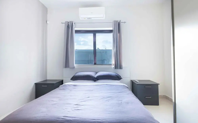 Modern 3BD Apartment with Wide Balcony