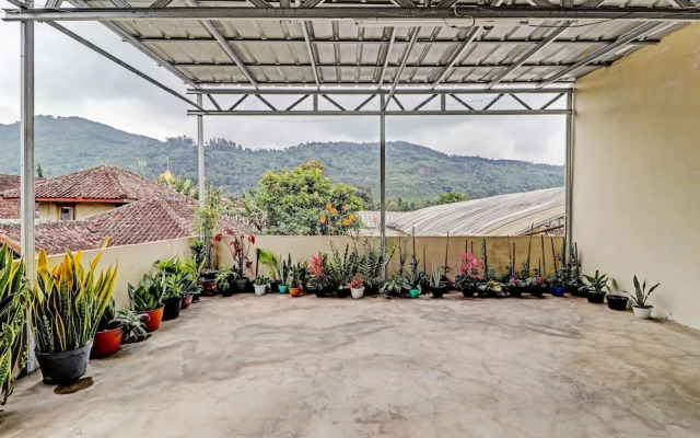 OYO 90454 Adinda Homestay Cibodas Lembang
