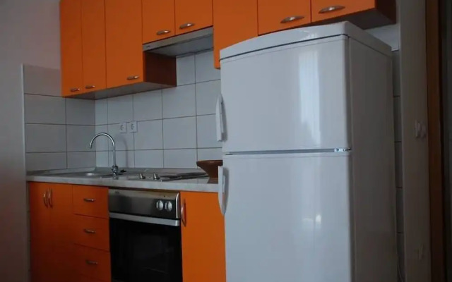 Markle - Swimming Pool and Sunbeds - A1