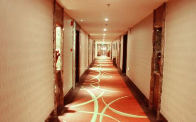 Huayuan Hotel (Xi'an North Railway Station Shaanke University)