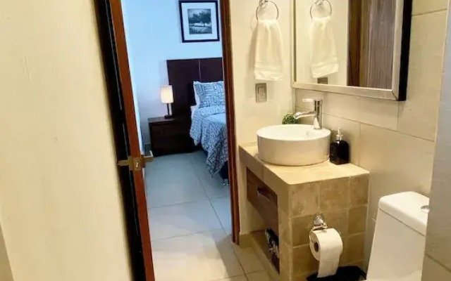 Beautifully Renovated 1 Bed Guest House - Walk to Everything - Roof Top Patio