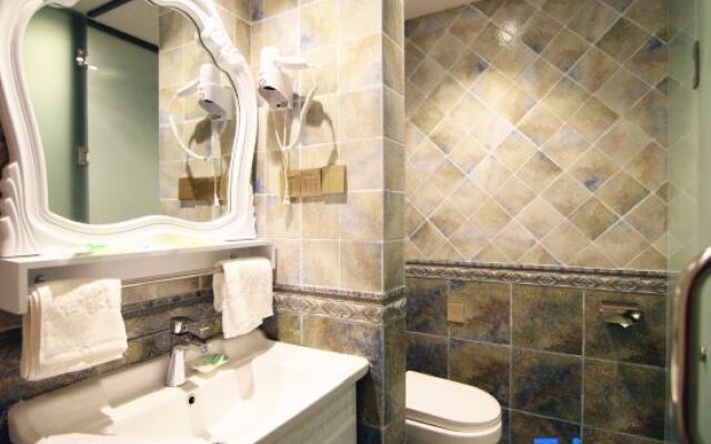 Shijia Fashion Hotel (Xinxiang East Railway Station)