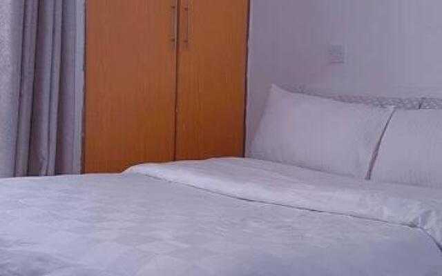 Delightful Studio,Racecourse Gardens Apt with pool