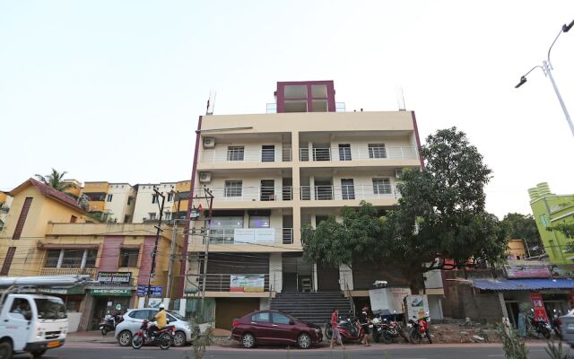 Capital O 37885 Ekamra Inn