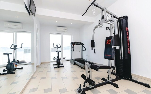 Nice Home in Sreser with Hot Tub, Sauna & WiFi