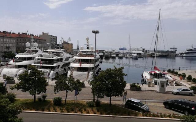 Apartment Lucy - City Center of Rijeka 4 *