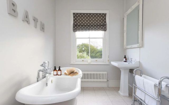 House Annexe Sleeps 18 Heated Pool