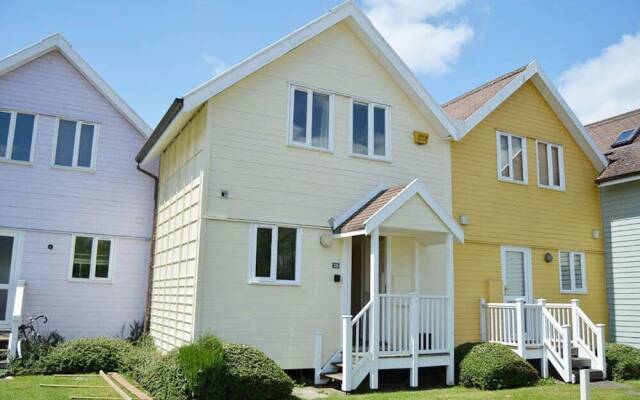 Stylish Pet-friendly Lakeside Retreat In The Cotswold Water Park