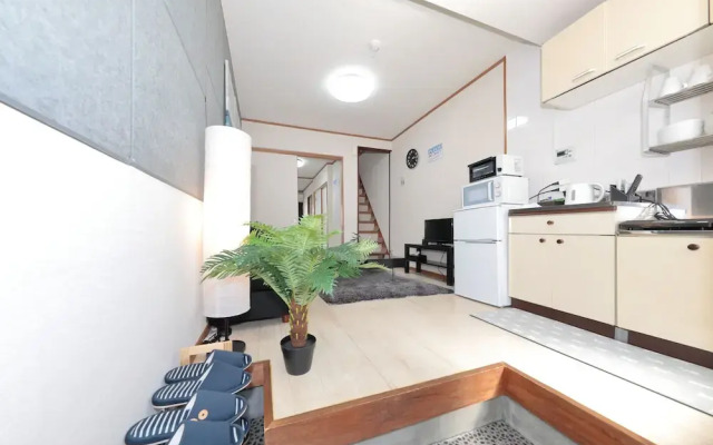 Namba East House01