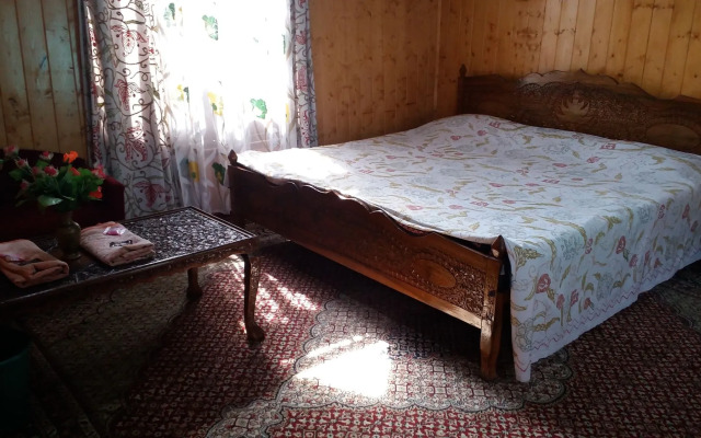 Young Bombay Group Of Houseboats