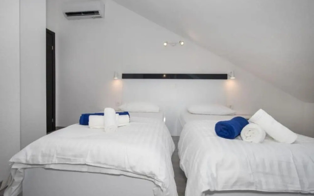 Jakov - Modern and Cosy With Pool - B3