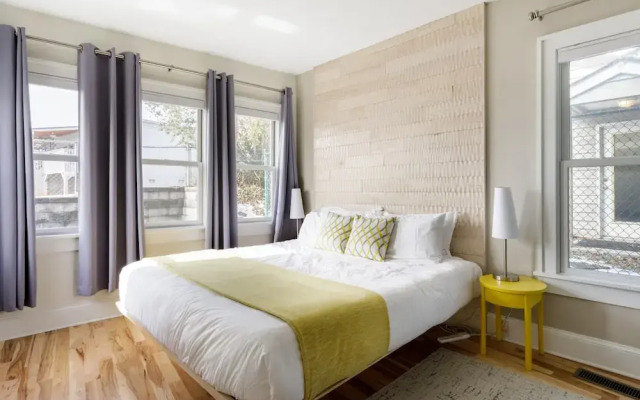 Downton Annie Apartment Two 2BD 1BA Parking