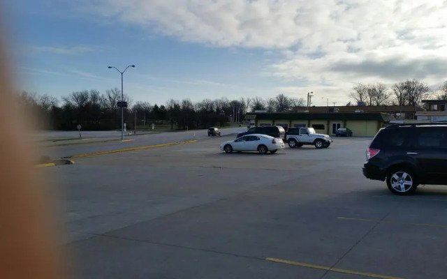 Super 8 by Wyndham Macomb