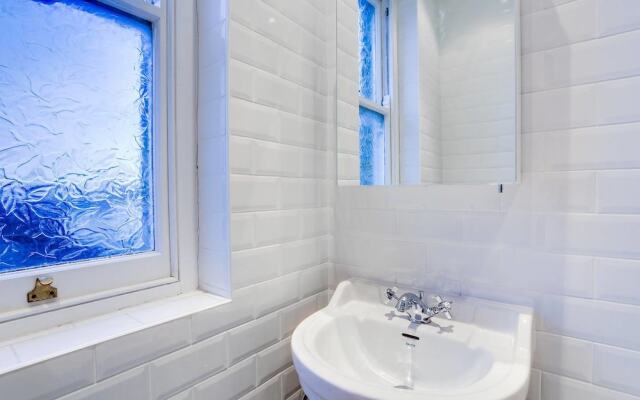Fulham Large 1 bed Flat in Charming Building