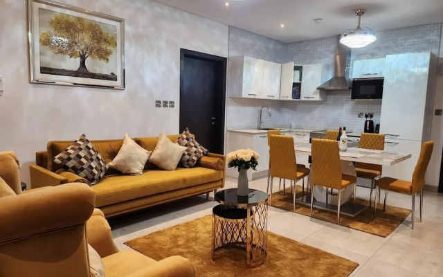 Impeccable & Cozy Gem-5 Star Location - Pools, Gym