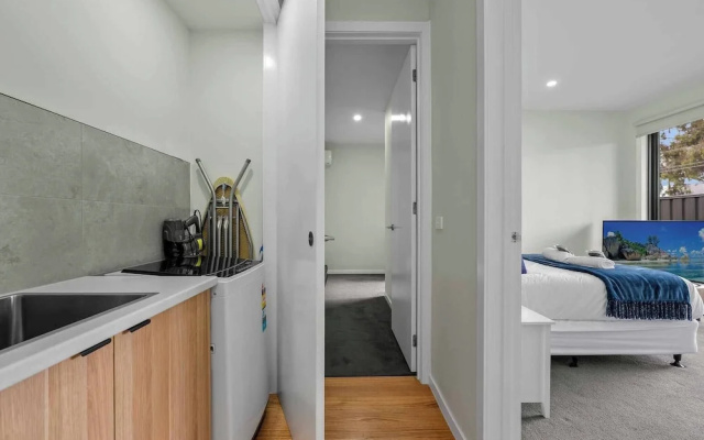 Luxurious 3-bedroom Townhouse in Charming Maidstone 7 KM TO CBD
