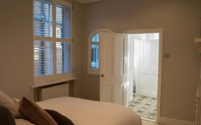 Stunning First Floor Flat In Excellent Location