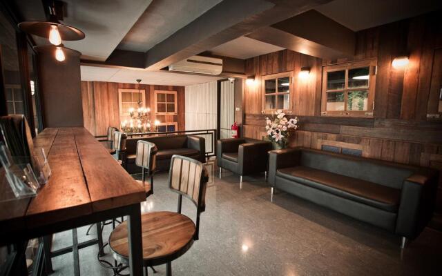 The Arak Bed Bar and Hostel