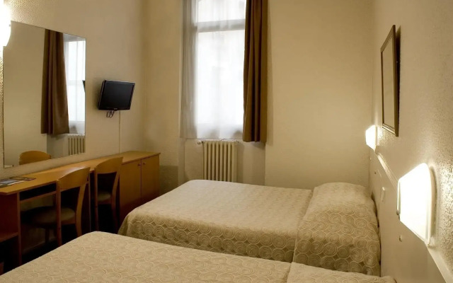 Ours Blanc - Place Victor Hugo