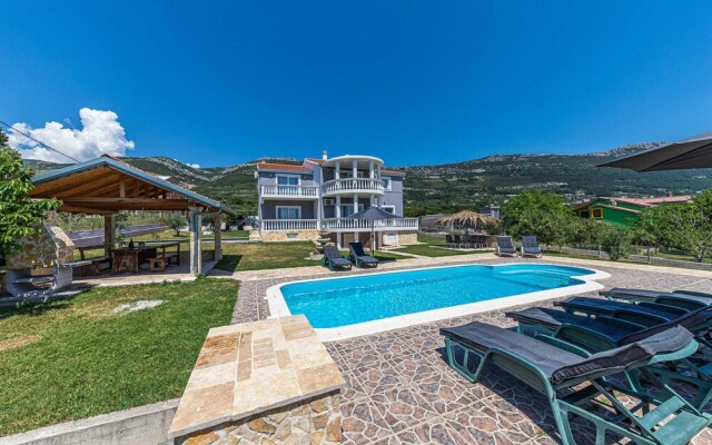 Beautiful Home in Kastel Novi With Wifi and 8 Bedrooms