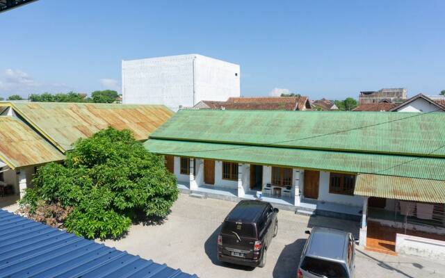 RedDoorz Syariah near Sultan Muhammad Kaharuddin Airport