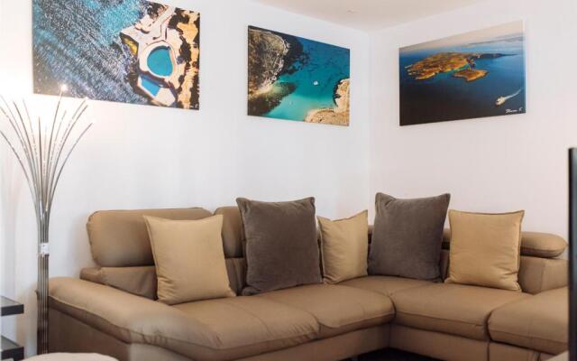 Luxury Flat 8 near Metro