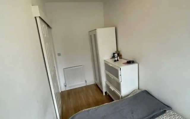 1-bed Apartment Next to Paisley Gilmour Station!