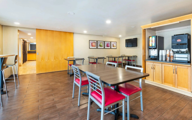 Comfort Inn Highway 401