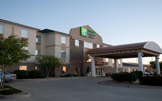 Holiday Inn Express & Suites Bloomington - Normal, an IHG Hotel