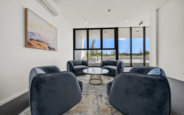 Chic 1-bed With Sophisticated Decor,