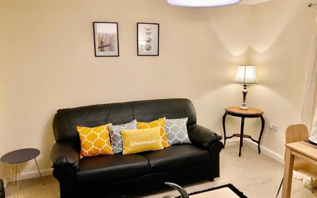 Superior Two-Bed Apartment with Free Parking, CV1 Coventry