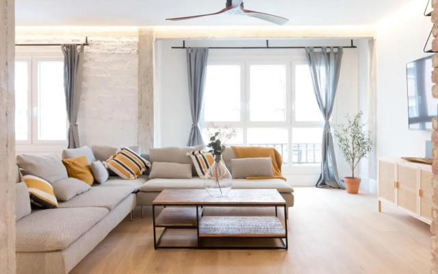 Amplio y moderno apartamento con tarima refrescante by Staynnapartments
