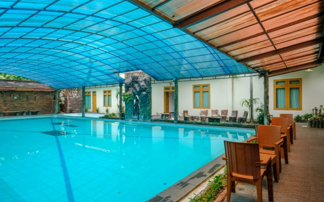 RedDoorz @ Savitri Hotel