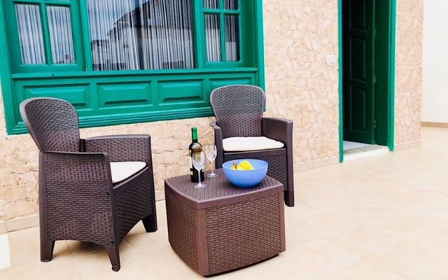 Apartment Oleada With sea Views and Wifi on the Seafront in Caleta de Caballo