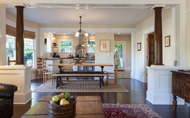 Cascade Chic 3 Bedroom Home by RedAwning