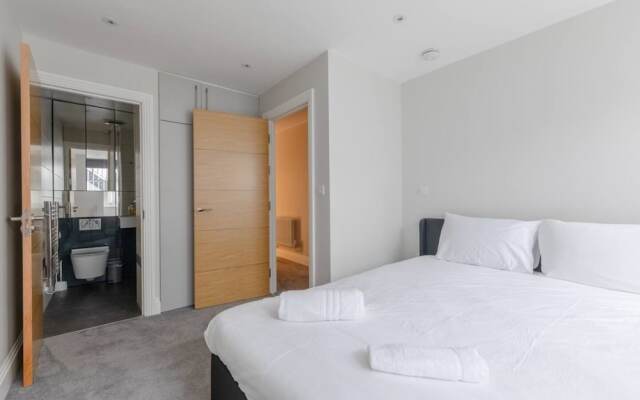 Chic & Spacious 2BD Flat -2 Mins to Baron's Court