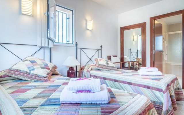 Villa in Empuriabrava With Private Pool & Mooring