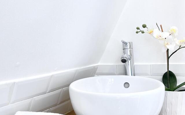 1612 B - Best deal in Pigalle