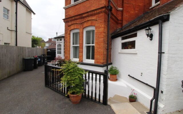 Beautiful Cosy 1 Bedroom Basement Apartment