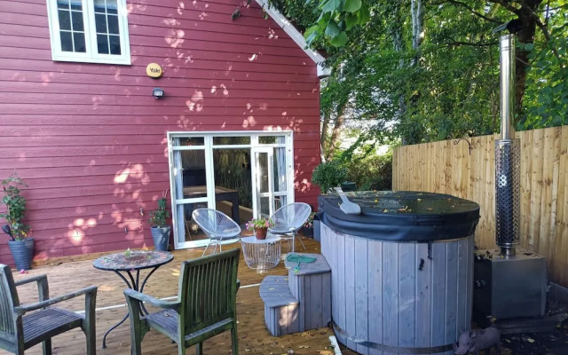 Romantic Chalet- Hot Tub- Games Room-stream-views