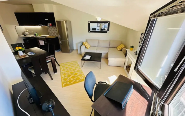 Central Art Apartment in Bansko With Mountain View