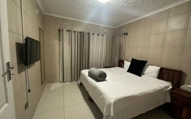 Lovely 3 bed in Selborne Park With Pool - 2234
