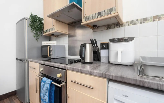 Modern 2-bed Home - Sleeps 6 & Free Parking