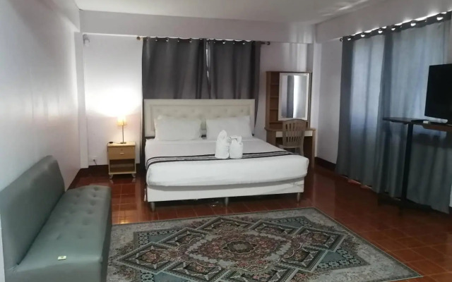 Beachfront Hotel Cha Am