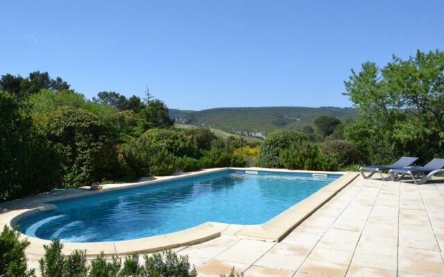 Lovely villa in Cesseras with private swimming pool