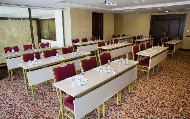 Grand Aras Hotel & Suites