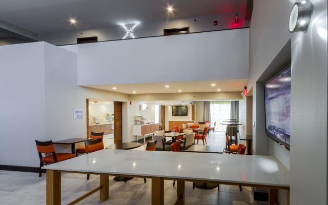 Holiday Inn Express & Suites San Antonio Medical-Six Flags by IHG
