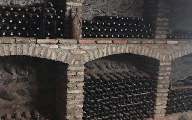 Cottage and Gigo Papa's Wine Cellar