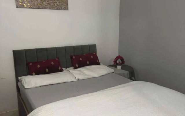 Cosy Central Home - Sleeps 5, Free Parking & Patio