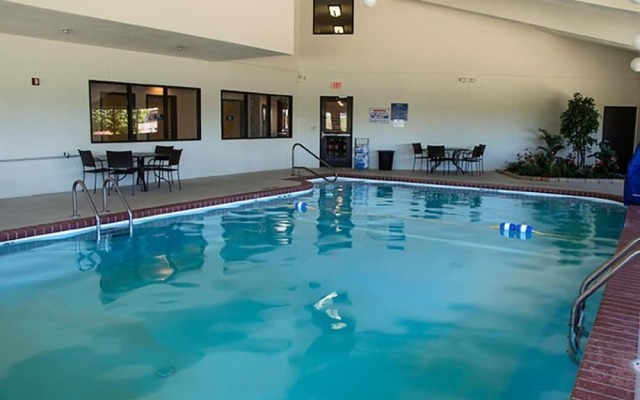 Greenlight Inn & Suites